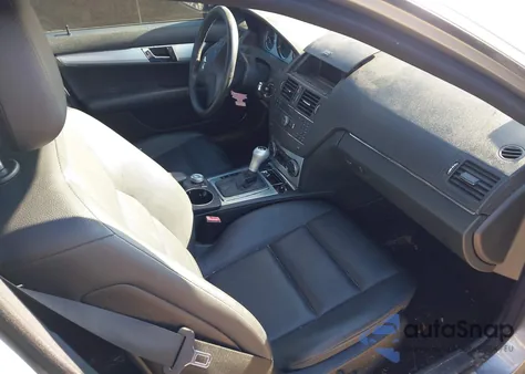 2008 Mercedes-Benz C 300 Luxury/Sport z USA, uszkodzony, nr VIN WDDGF54X58F099706